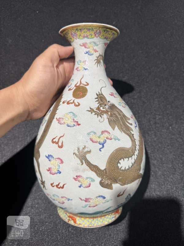 清咸丰 白釉轧道粉彩云龙纹玉壶春瓶 - 图3